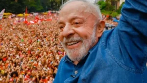 Lula ultrapassa Flávio Bolsonaro em popularidade digital, aponta Quaest