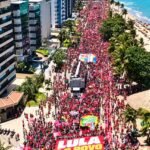 Ato pró-Lula reúne público estimado em 50 mil pessoas na orla de Maceió