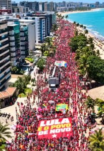 Ato pró-Lula reúne público estimado em 50 mil pessoas na orla de Maceió