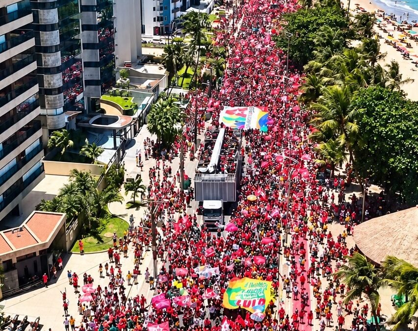 Ato pró-Lula reúne público estimado em 50 mil pessoas na orla de Maceió