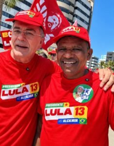 Após ser preso durante panelaço, porteiro Edmilson participa de caminhada por Lula em Maceió
