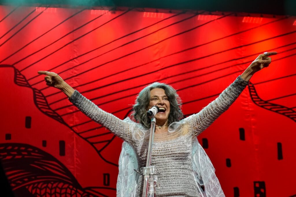 Simone traz a Maceió o novo show "Que mulher é essa?"
