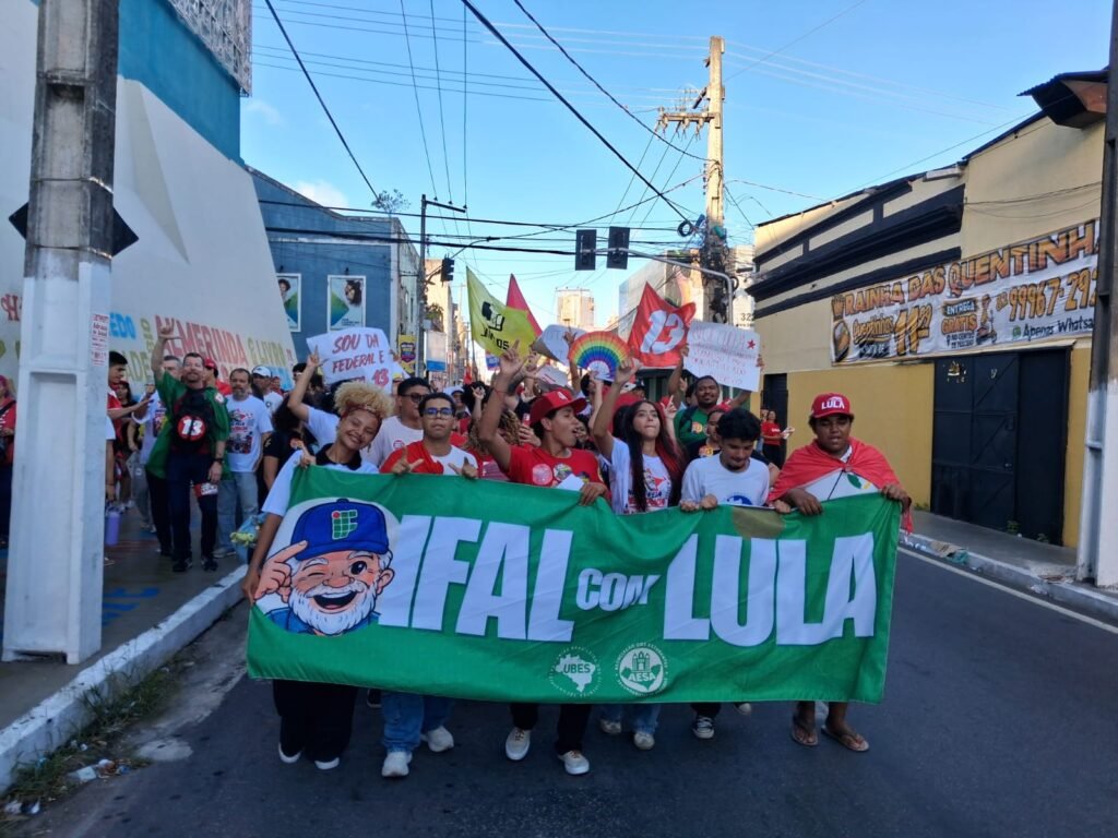 Milhares de estudantes e trabalhadores da educação fazem caminhada em apoio a Lula em Maceió