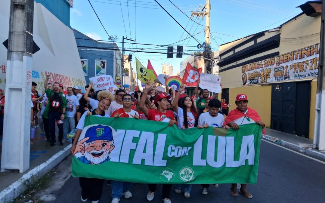 Milhares de estudantes e trabalhadores da educação fazem caminhada em apoio a Lula em Maceió
