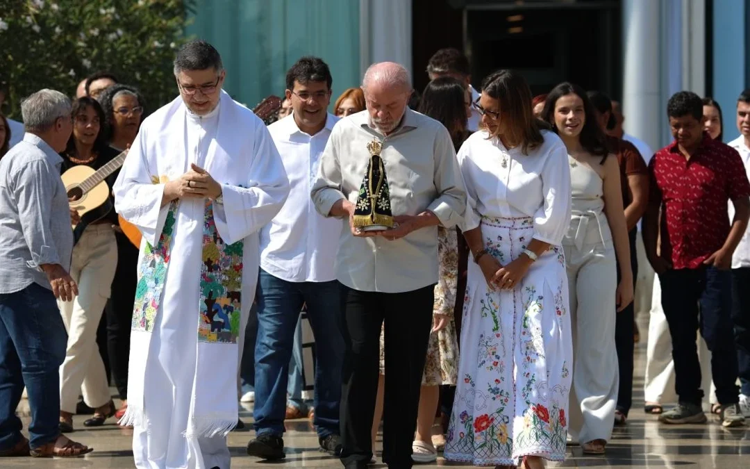 Lula participa de missa no Alvorada e afirma que Nossa Senhora Aparecida está sendo ofendida