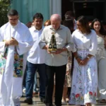 Lula participa de missa no Alvorada e afirma que Nossa Senhora Aparecida está sendo ofendida