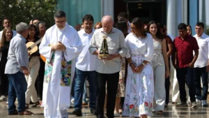 Lula participa de missa no Alvorada e afirma que Nossa Senhora Aparecida está sendo ofendida