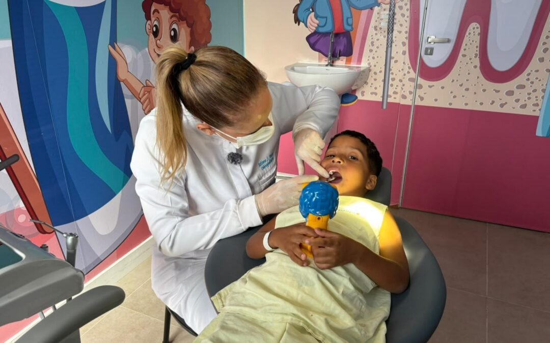 Higiene bucal na infância: dentistas orientam pais sobre cuidados desde os primeiros meses