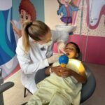 Higiene bucal na infância: dentistas orientam pais sobre cuidados desde os primeiros meses