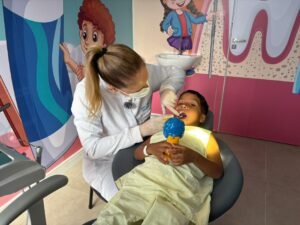 Higiene bucal na infância: dentistas orientam pais sobre cuidados desde os primeiros meses