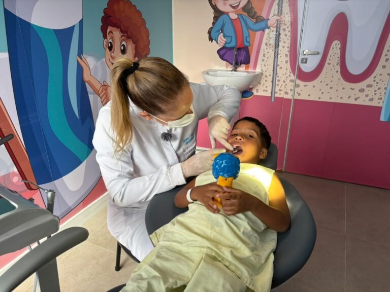 Higiene bucal na infância: dentistas orientam pais sobre cuidados desde os primeiros meses