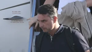 Flávio Bolsonaro chega aos Estados Unidos após deixar o Brasil pela fronteira com a Argentina