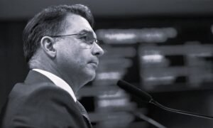 Flávio Bolsonaro teria ido à Argentina para embarcar rumo aos EUA, diz site; Eduardo nega fuga