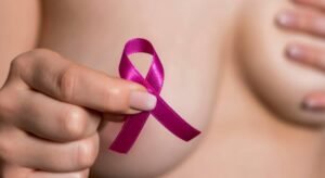 Mulher com câncer de mama pode ser demitida? Veja os direitos durante o tratamento