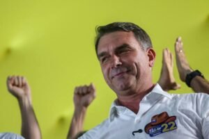 Juristas apontam riscos em proposta de Flávio Bolsonaro para mudar Constituição e STF