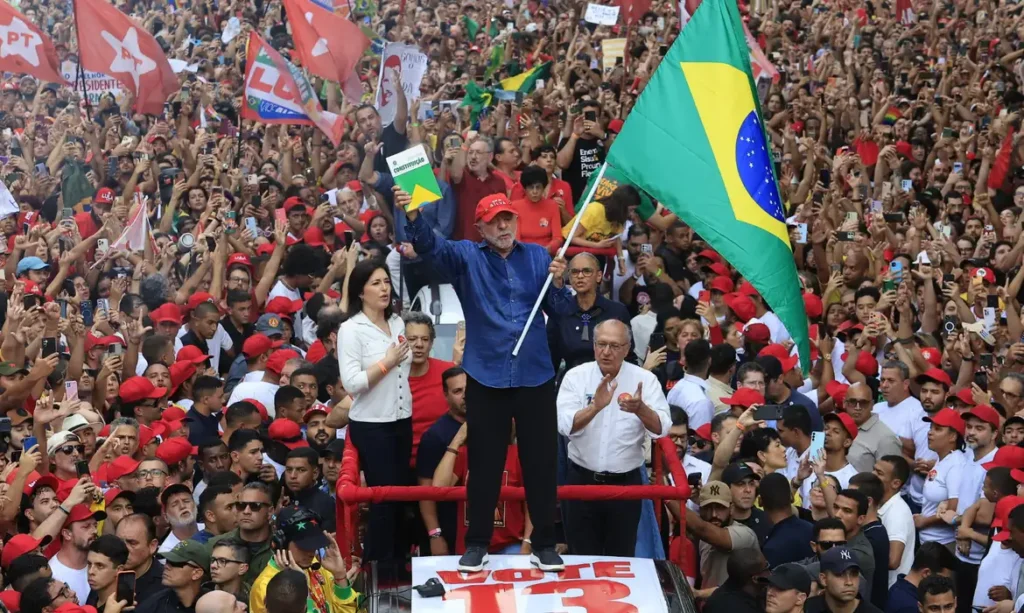 Lula é reeleito em virada histórica contra Flávio Bolsonaro e garante quarto mandato