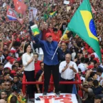 Lula é reeleito em virada histórica contra Flávio Bolsonaro e garante quarto mandato