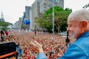 Virada na campanha: mobilizações estudantis antecedem atos que levam milhões às ruas pela reeleição de Lula