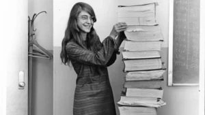 Morre Margaret Hamilton, pioneira do software que levou o homem à Lua