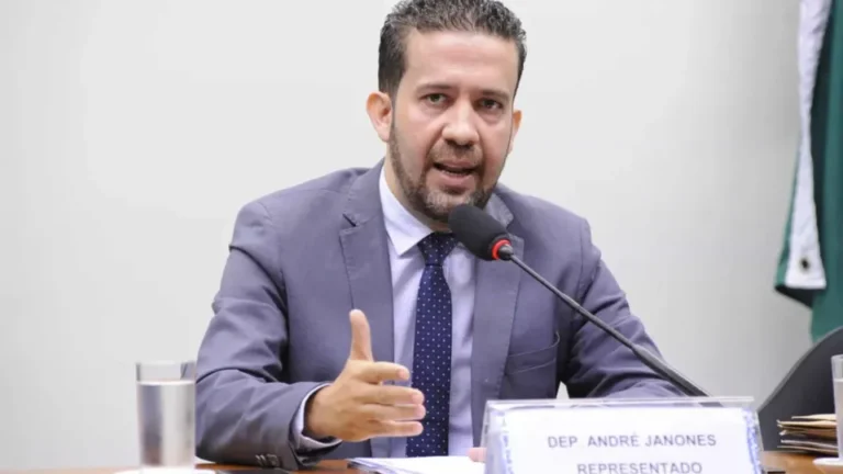 Janones mobiliza mais de 2 milhões no WhatsApp e monta tropa digital para campanha de Lula