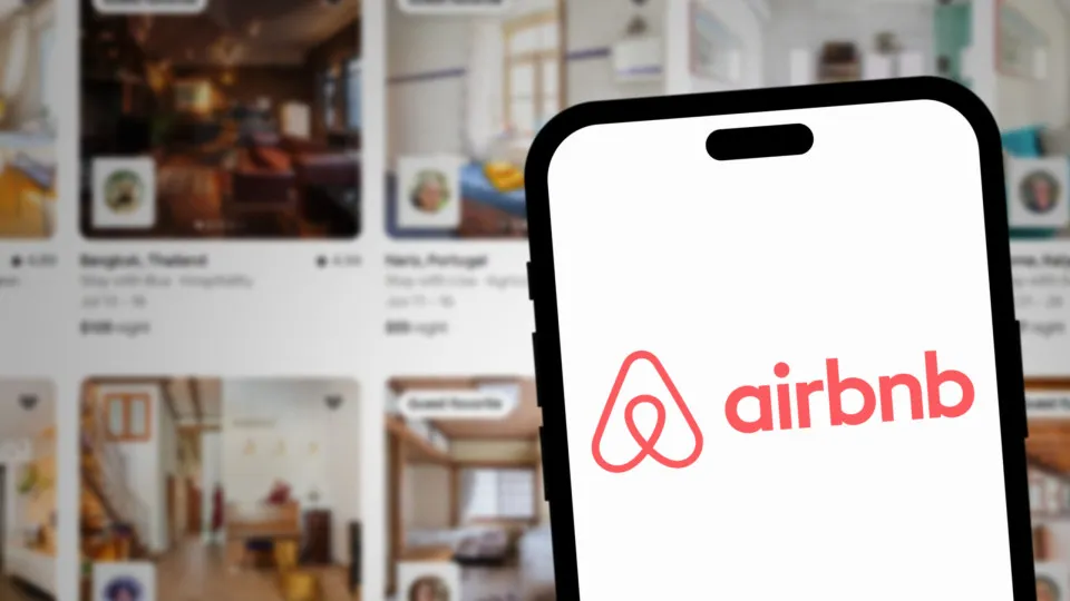 Airbnb proíbe exigir que hóspedes lavem louça e retirem lixo; veja o que muda