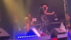 Cantor dá tapa em mulher durante show nos EUA; vídeo viralizou