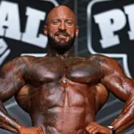 Fisiculturista de 33 anos morre após desmaiar no palco durante competição na Inglaterra