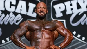 Fisiculturista de 33 anos morre após desmaiar no palco durante competição na Inglaterra