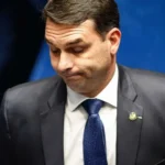 Moraes determina entrega de passaportes de Flávio Bolsonaro e proíbe senador de deixar o país