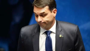 Moraes determina entrega de passaportes de Flávio Bolsonaro e proíbe senador de deixar o país