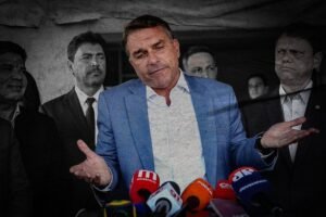 Flávio Bolsonaro critica fim da escala 6x1 e defende pagamento conforme horas trabalhadas